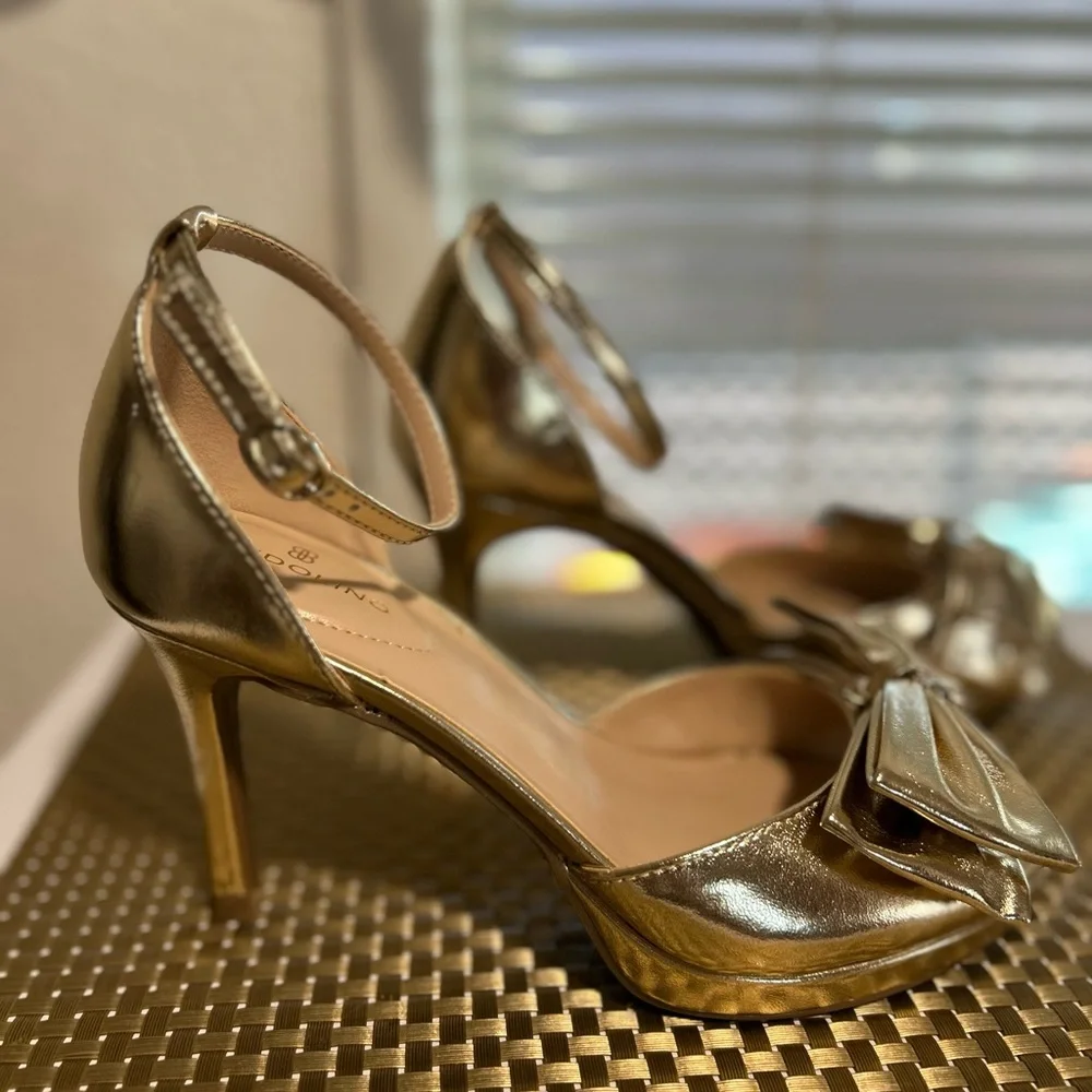 NIB BANDOLINO Elegant Gold Women's Heels with Bow Accent SIZE 7 - Picture 2 of 9